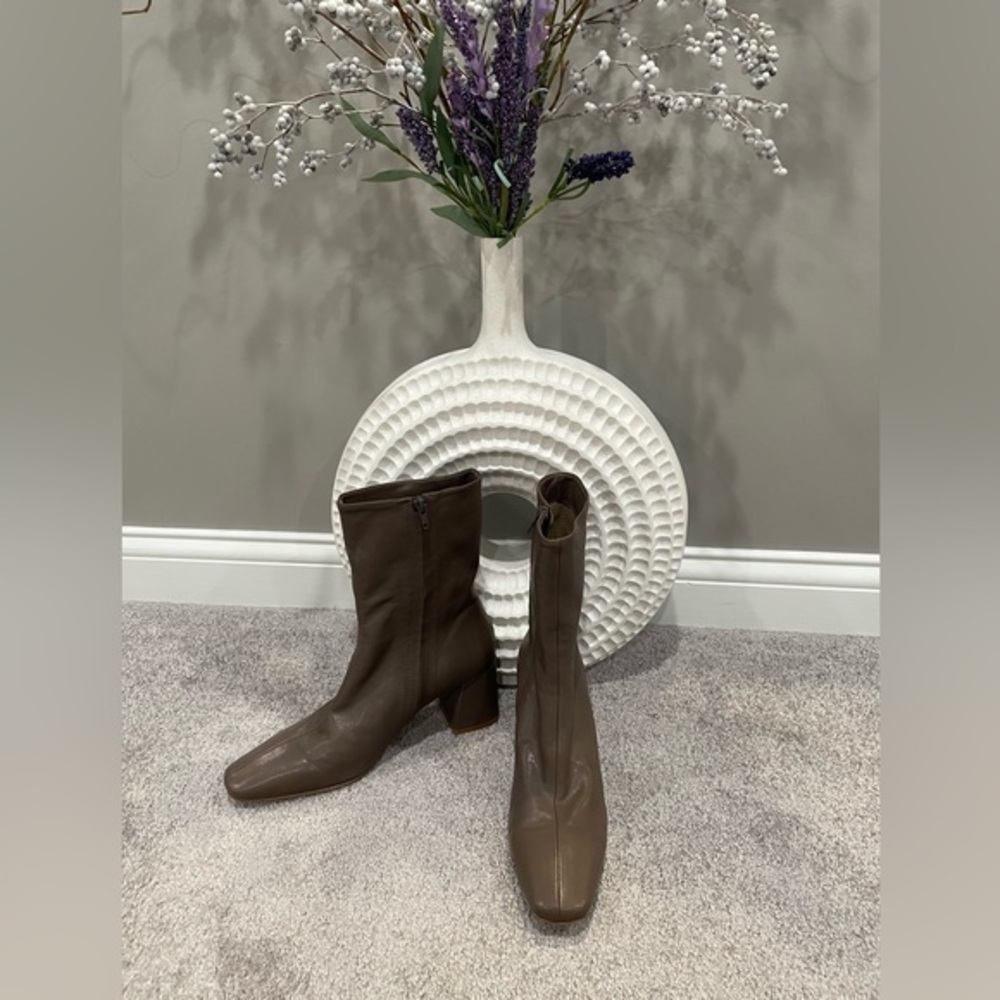 NWOT Pedro Garcia leather ankle boots. Size 9/ 39 1/2.